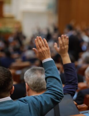 Neputință parlamentară: Opoziția egalează un record politic nefast