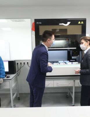 Cercetările Chinei pentru date genetice umane stârnesc temeri în comunitatea internațională. Laboratorul ei mobil s-a extins în 20 de alte țări de pe patru continente