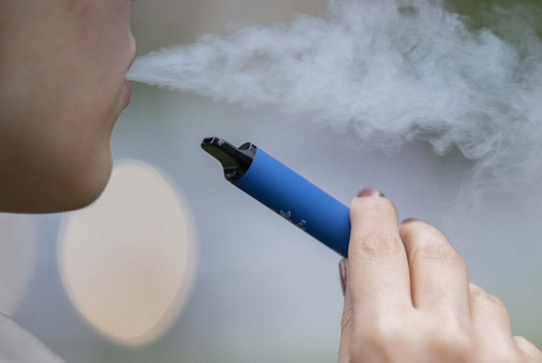 Franța va interzice dispozitivele pentru vapat
