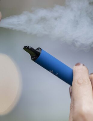 Franța va interzice dispozitivele pentru vapat