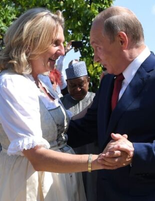 Fostul ministru de Externe al Austriei, acuzat de Traian Băsescu că s-a pus în slujba Moscovei, se mută în orașul lui Putin