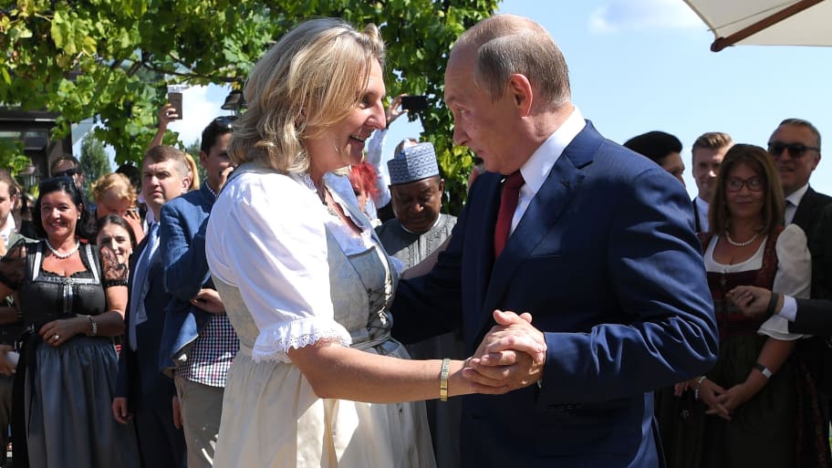 Fostul ministru de Externe al Austriei, acuzat de Traian Băsescu că s-a pus în slujba Moscovei, se mută în orașul lui Putin