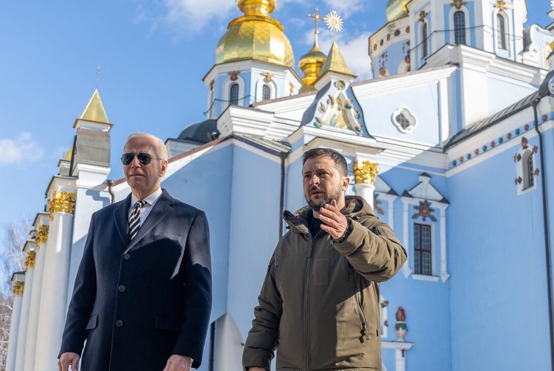 Joe Biden îl asigură pe Volodimir Zelenski că Ucraina va primi în continuare ajutor financiar american: ‘Nu ne vom sustrage’