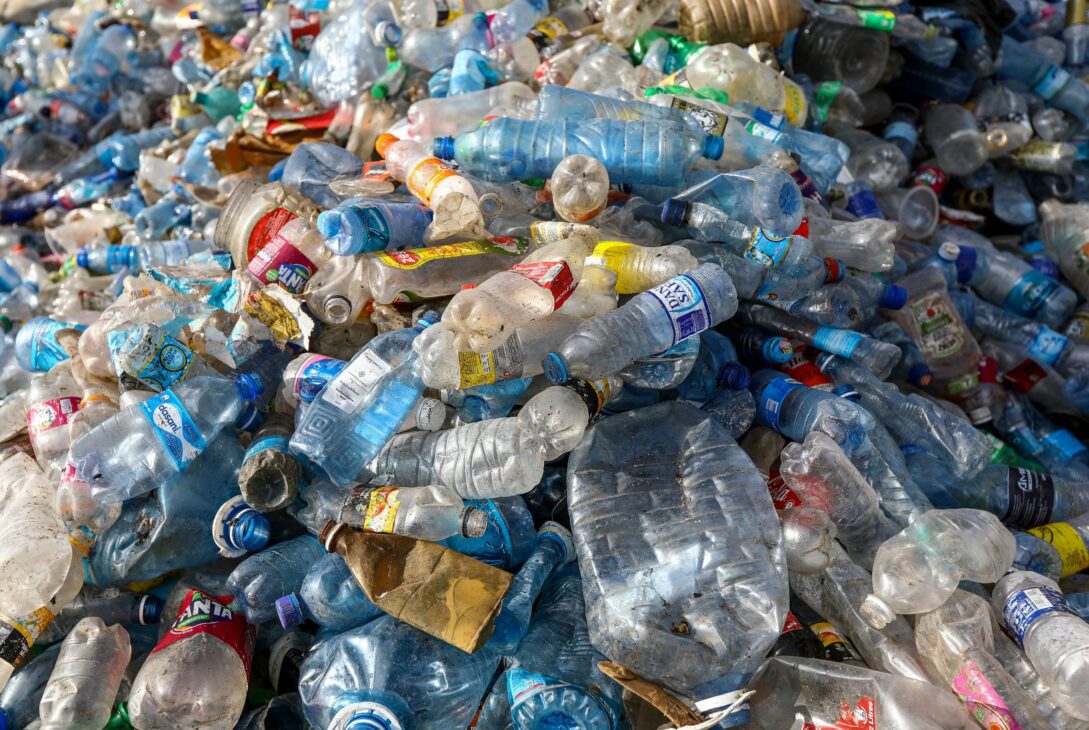 Un milion de tone de aditivi din plastic se scurg în oceane în fiecare an