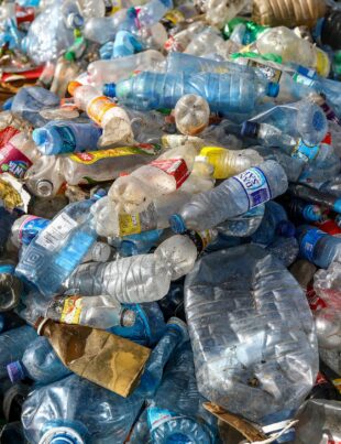 Un milion de tone de aditivi din plastic se scurg în oceane în fiecare an