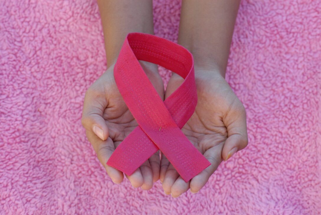 Trăiești într-o lume a curajului. „Feminitatea după cancer” este primul program din România dedicat femeilor care vor să-și transforme lupta într-o victorie