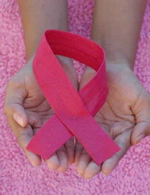 Trăiești într-o lume a curajului. „Feminitatea după cancer” este primul program din România dedicat femeilor care vor să-și transforme lupta într-o victorie