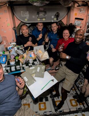 Ziua Recunoștinței a ajuns și în spațiu. Ce au mâncat astronauții de la NASA