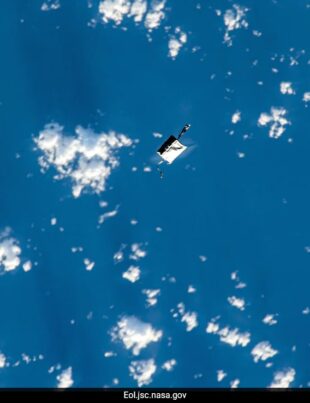Geanta de unelte a unui astronaut gravitează în jurul Pământului