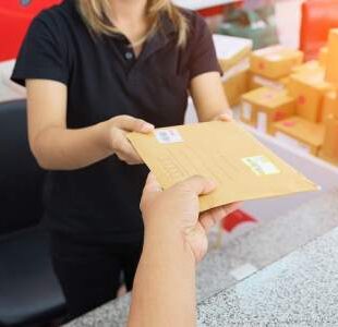 Un poștaș s-a îmbătat, apoi le-a împărțit banii din pensii clienților din local