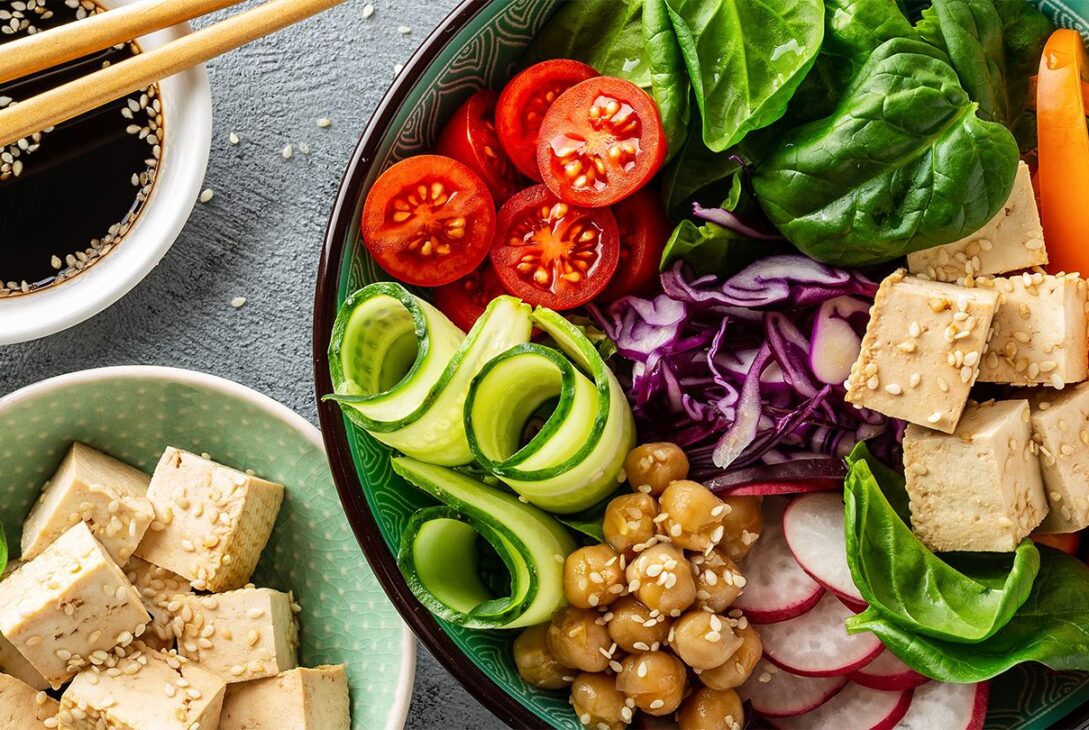 Ziua veganismului. Câți români ar da carnea pe fructe și legume