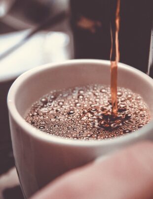 STUDIU. Cum stimulează cofeina metabolismul? Cercetătorii au analizat efectele cafelei asupra organismului
