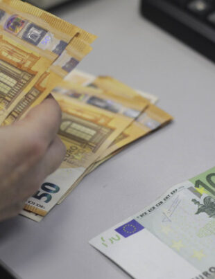 Curs valutar BNR, 14 decembrie 2023. Euro și dolarul, în scădere