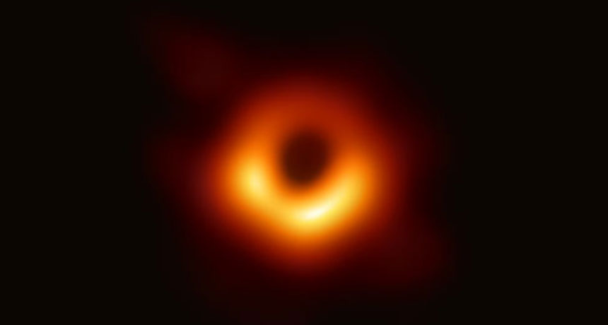 FOTO. Prima gaură neagră a fost ilustrată într-o imagine nouă, mai clară și cu un contrast mai mare