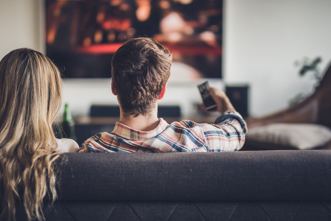Cum înveți fără să vrei? Înveți mai ușor o limbă străină dacă te uiți la filme în limba respectivă