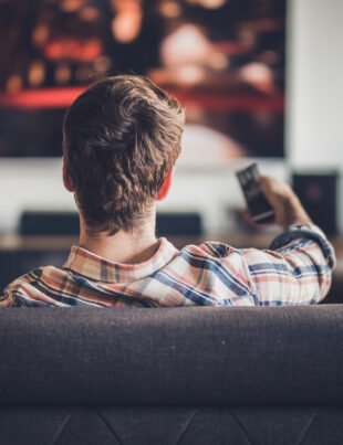 Cum înveți fără să vrei? Înveți mai ușor o limbă străină dacă te uiți la filme în limba respectivă