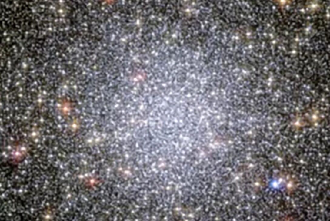 Astronomii au creat cea mai sensibilă imagine radio a unui roi stelar antic. Cum a fost surprins al doilea cel mai strălucitor roi globular din galaxie