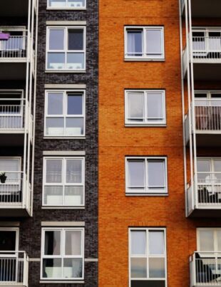 A plătit aproape 1 milion de euro pentru casa visurilor sale, însă totul s-a transformat într-un coșmar: ”Nu pot schimba nimic”