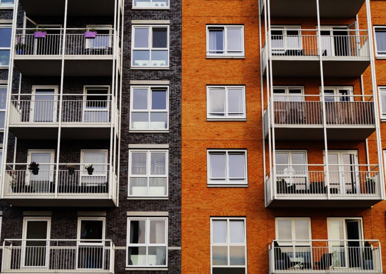 A plătit aproape 1 milion de euro pentru casa visurilor sale, însă totul s-a transformat într-un coșmar: ”Nu pot schimba nimic”