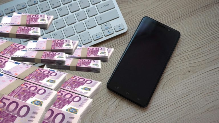 Un bătrân a pierdut 240.000 euro printr-un simplu apel telefonic! Cum a fost păcălit de un bărbat care s-a recomandat angajat al băncii!