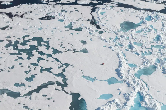 Biologul marin Paulo Tigreros caută microplastice în Antarctica