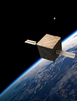 Japonia lansează primul satelit din lemn pentru poluarea spațială