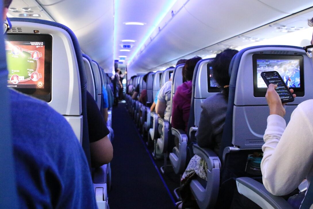 Motivul uluitor pentru care o femeie era să fie dată afară din avion. „Am fost luată ca ţintă şi umilită”