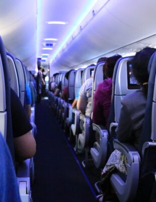 Motivul uluitor pentru care o femeie era să fie dată afară din avion. „Am fost luată ca ţintă şi umilită”