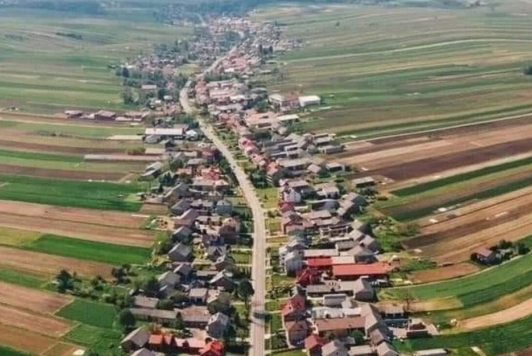 Comuna cu o singură stradă și 6000 de oameni. Unde se află și cum arată cea mai ciudată așezare rurală din Polonia