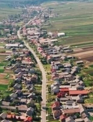 Comuna cu o singură stradă și 6000 de oameni. Unde se află și cum arată cea mai ciudată așezare rurală din Polonia