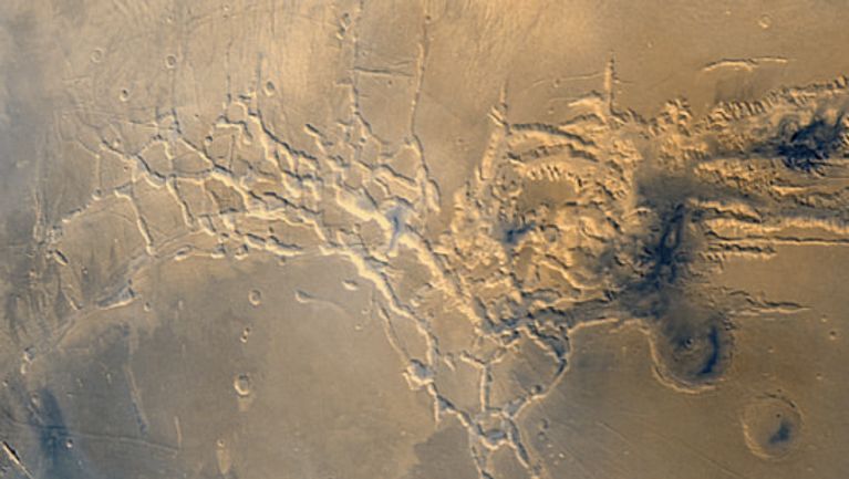 Un vulcan mai mare decât Everestul a fost descoperit pe Marte