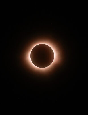 Eclipsa totală de Soare a fost vizibilă ieri în SUA