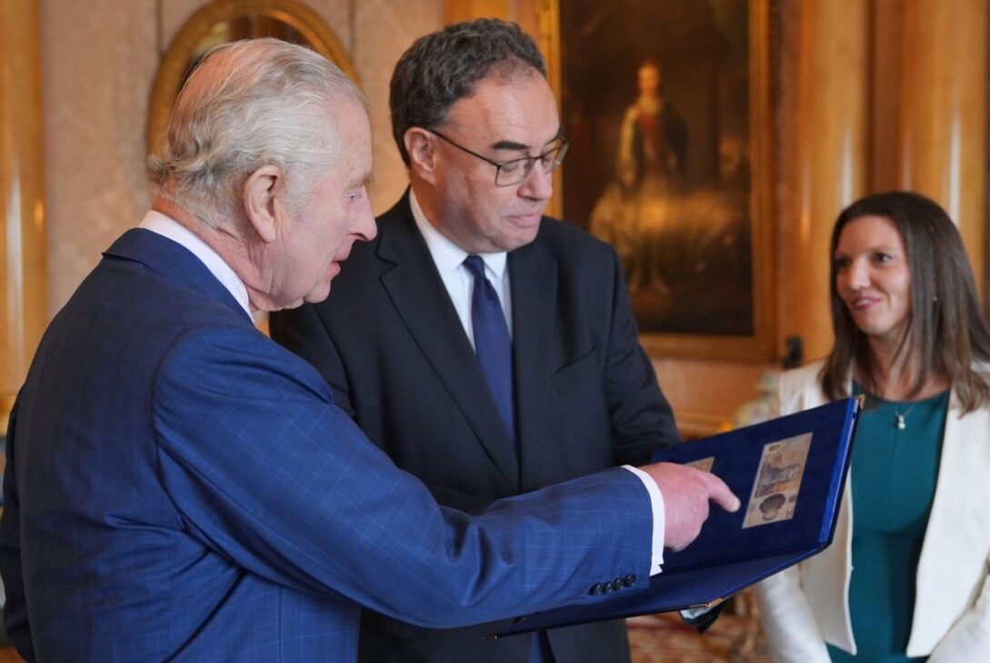 Au apărut bancnotele noi! Cât valorează banii care au chipul Regelui Charles în Marea Britanie