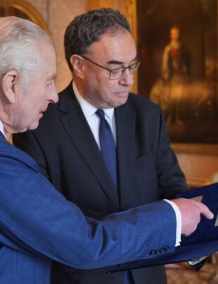 Au apărut bancnotele noi! Cât valorează banii care au chipul Regelui Charles în Marea Britanie