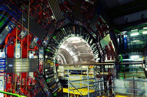 Large Hadron Collider de la CERN e cel mai mare experiment
