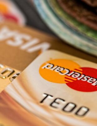Cardurile bancare ale românilor vor fi schimbate de către această bancă. Este o premieră pentru țara noastră