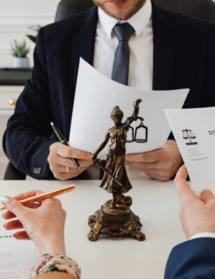 Divorț online complet, în doar 21 de minute. Metoda prin care doi soți s-au trezit despărțiți, fără voia lor, i-a adus în instanță