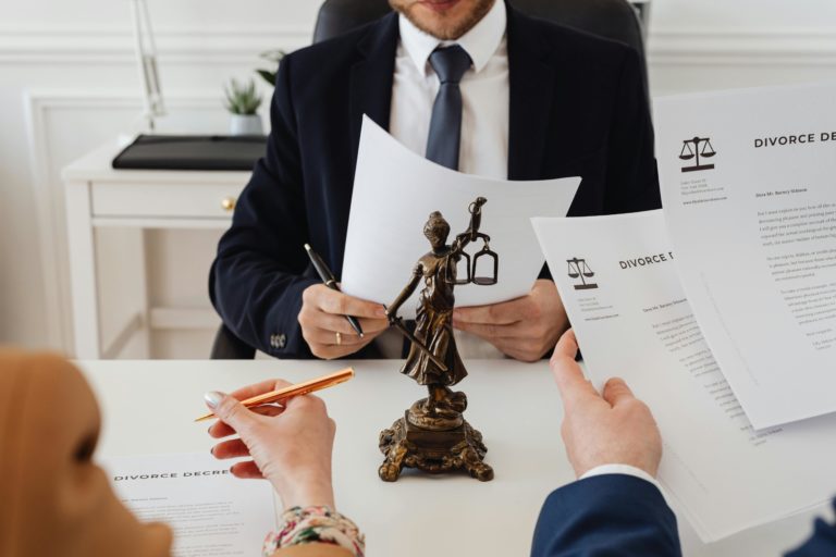 Divorț online complet, în doar 21 de minute. Metoda prin care doi soți s-au trezit despărțiți, fără voia lor, i-a adus în instanță