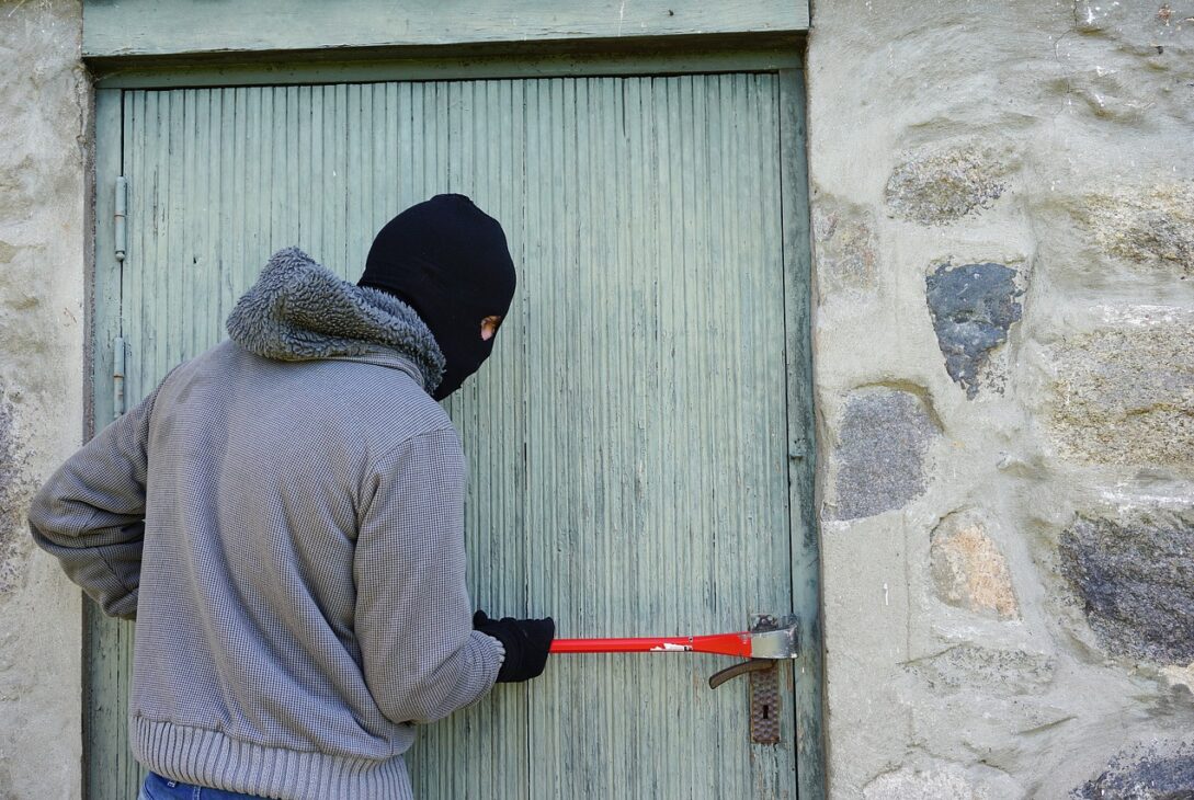 Teroare pentru zeci de mii de oameni. Tot mai multe locuințe sunt prădate de hoți printr-o nouă metodă de spargere: “Se folosește acid”