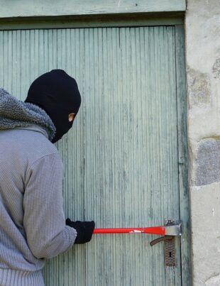 Teroare pentru zeci de mii de oameni. Tot mai multe locuințe sunt prădate de hoți printr-o nouă metodă de spargere: “Se folosește acid”