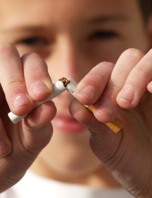 Țigările ar putea fi interzise pentru cei născuți după anul 2009. Proiectul împotriva fumatului pentru prima generație fără tutun