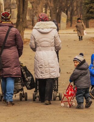 Se schimbă legea! Zeci de mii de părinți vor plăti amarnic dacă mai fac asta copiilor lor