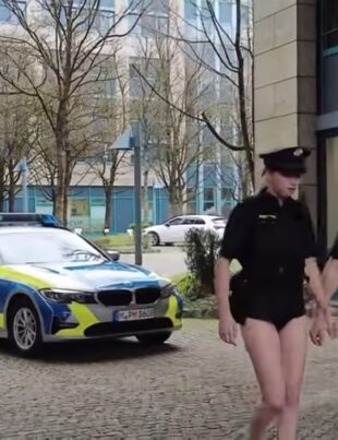 Polițiști filmați în chiloți lângă mașina de serviciu. Motivul din spatele acestei apariții nonconformiste a oamenilor legii din Germania