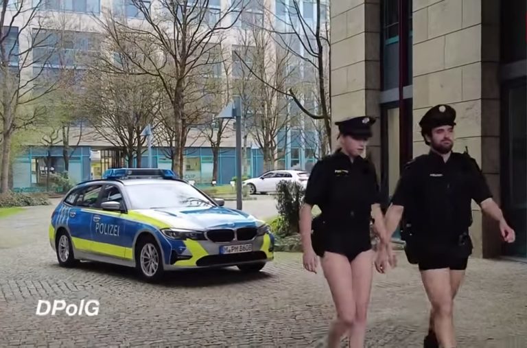 Polițiști filmați în chiloți lângă mașina de serviciu. Motivul din spatele acestei apariții nonconformiste a oamenilor legii din Germania