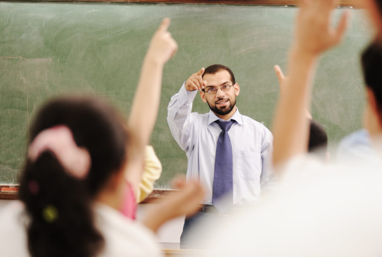 Cât câștigă un profesor care-i învață pe copiii bogaților din Dubai. Experiență uluitoare trăită de un meditator
