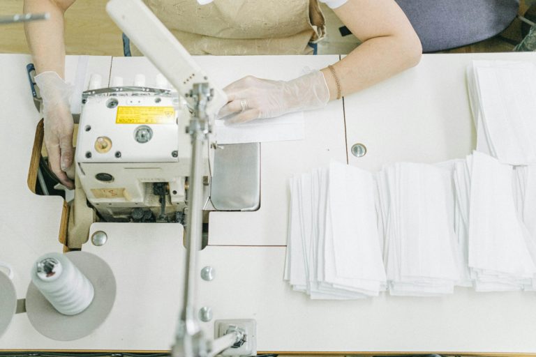 Salariu mizerabil pentru lucrătorii din Italia! Cât primește un angajat pentru o oră de muncă la fabrica brandurilor de lux