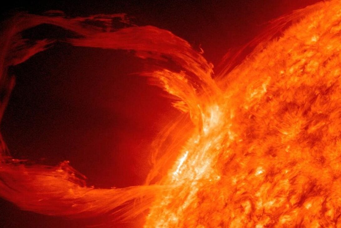 O furtună solară uriașă a început să erupă