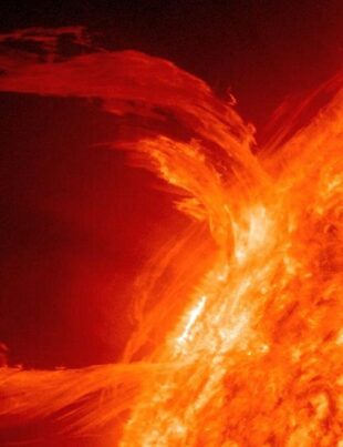 O furtună solară uriașă a început să erupă