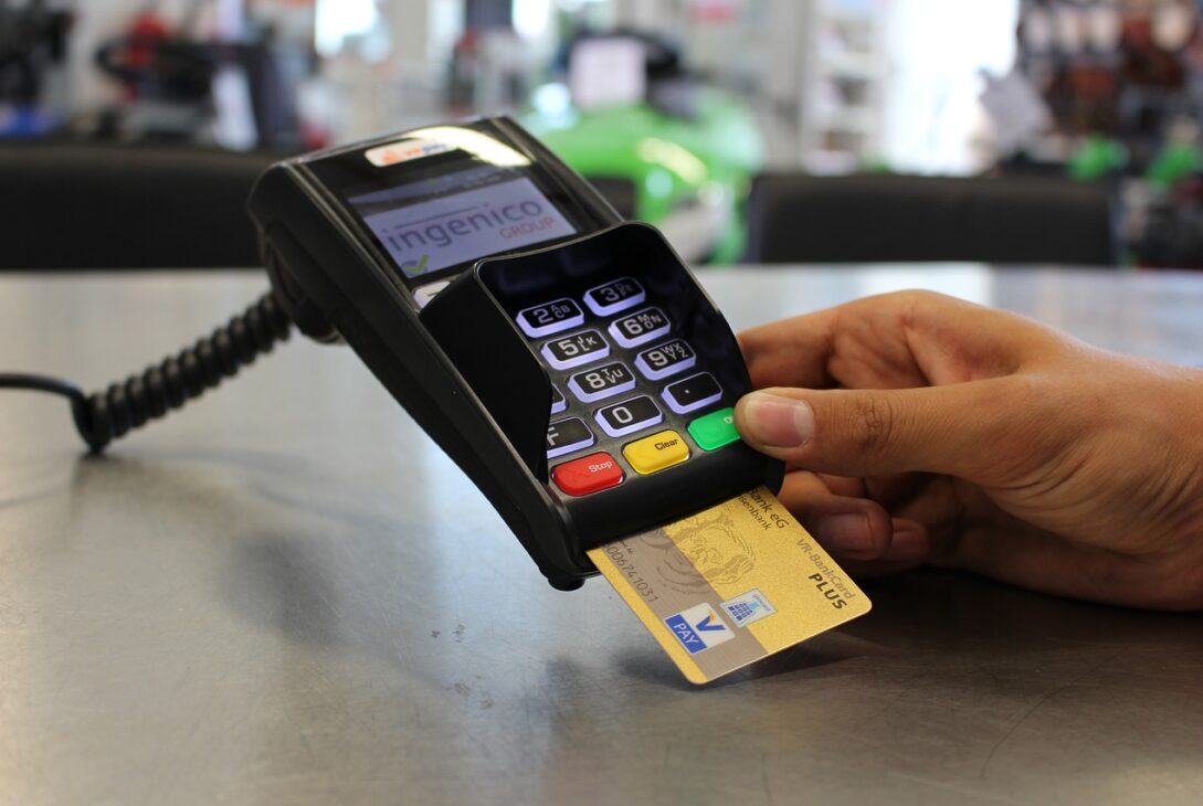 Alertă la banca unde sute de români au depuse economiile. Un angajat le fura banii clienților din conturi și le transfera în „buzunarele” rudelor sale