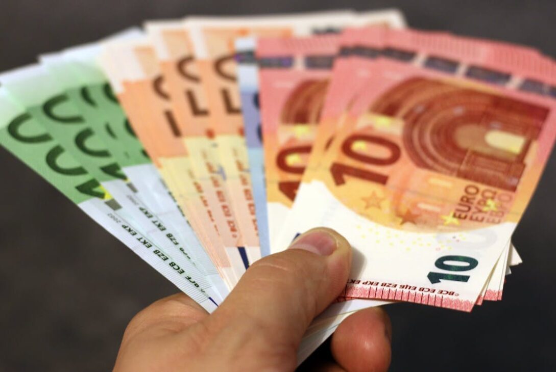 Bani de la stat pentru persoanele cu venituri medii. Indemnizația este de 370 de euro pe lună
